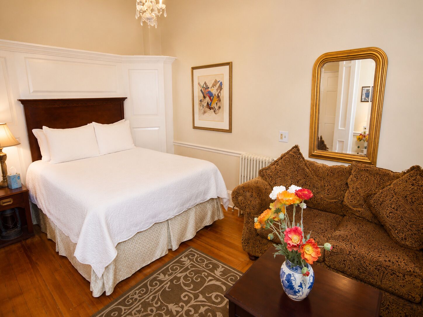 Room, 1 Queen Bed | Individually decorated, iron/ironing board, bed sheets