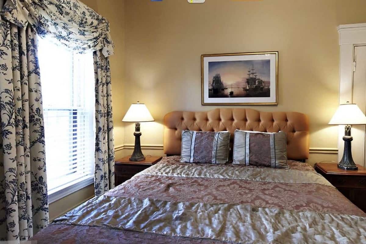 Kamer, 1 kingsize bed, privébadkamer | Individueel gedecoreerd, een strijkplank/strijkijzer