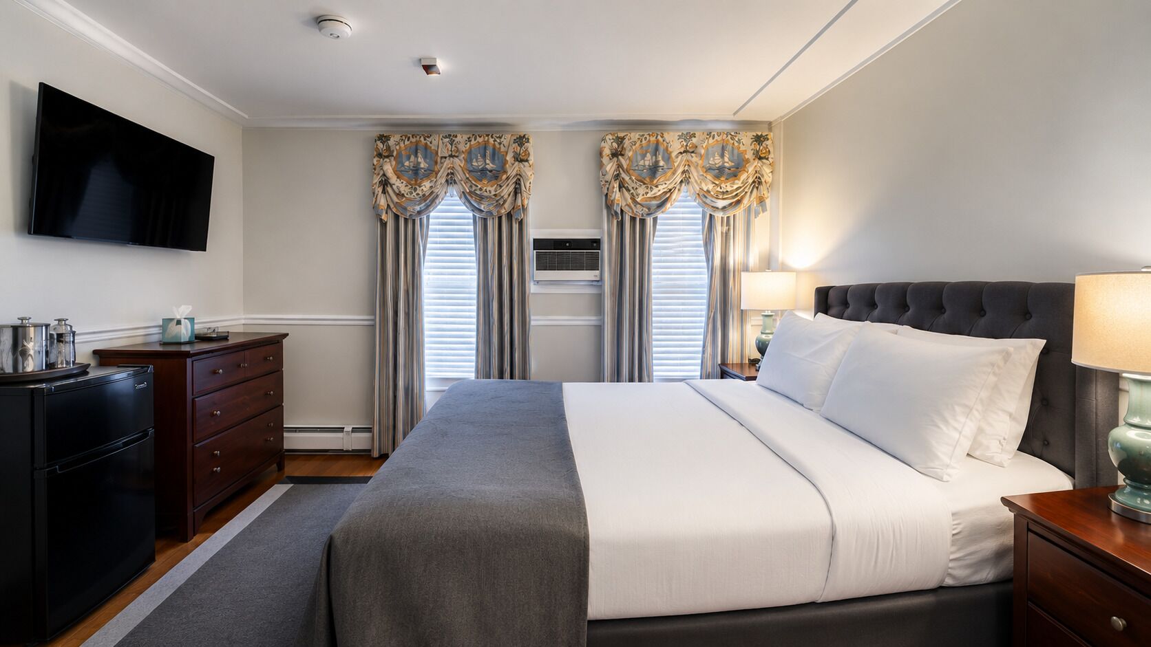 Room, 1 Queen Bed, Private Bathroom | Individually decorated, iron/ironing board, bed sheets