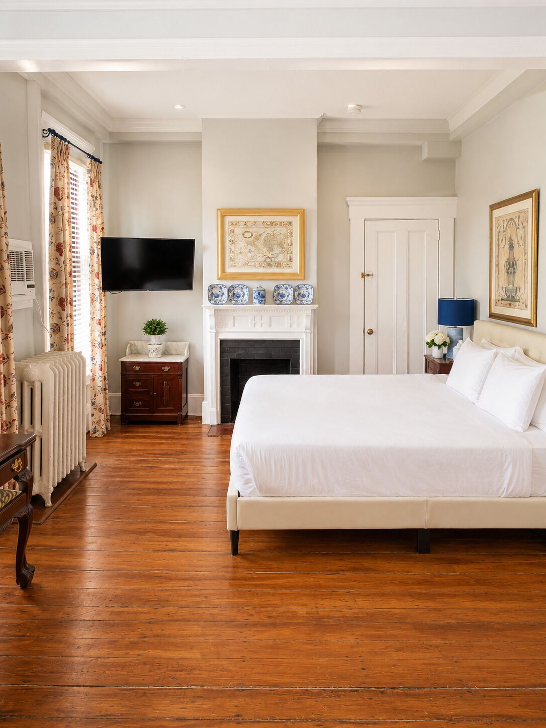 Deluxe Suite, 1 King Bed | Individually decorated, iron/ironing board, bed sheets