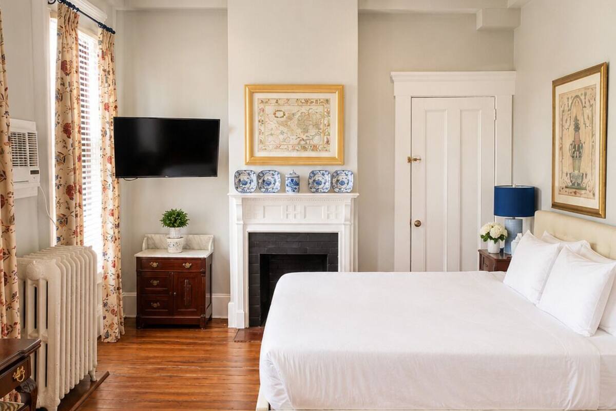 Deluxe Suite, 1 King Bed | Iron/ironing board (on request), individually decorated, bed sheets