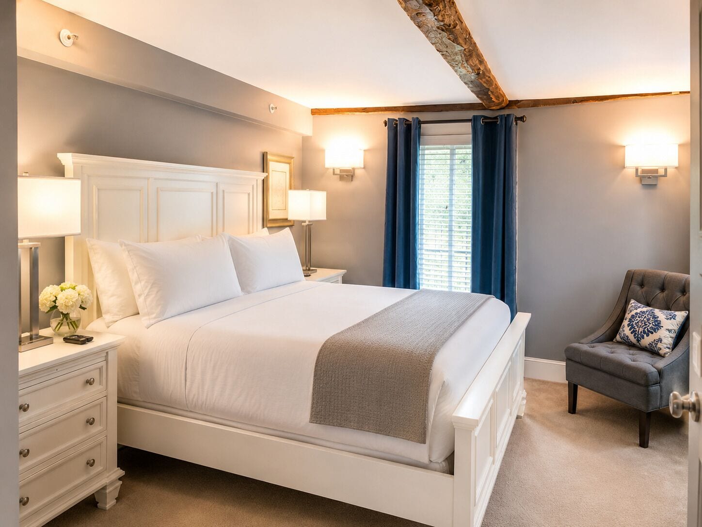 Deluxe Suite, 1 King Bed | Individually decorated, iron/ironing board, bed sheets