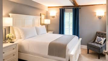 Deluxe Suite, 1 King Bed | Individually decorated, iron/ironing board, bed sheets