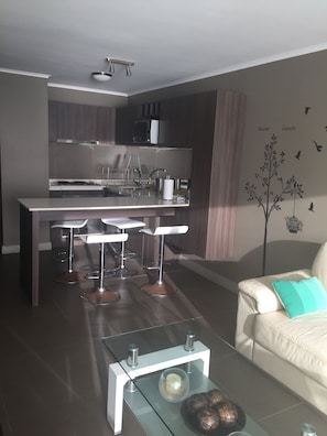 Apartamento, 2 quartos | Área de estar | TV de tela plana