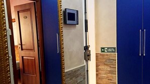 Interior - Roma Full House (Rome)