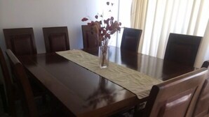 Apartamento, 4 habitaciones | Servicio de comidas en la habitación