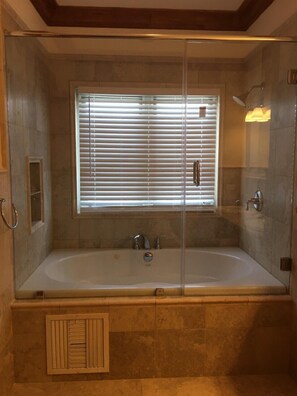 Ensemble baignoire-douche, articles de toilette (gratuits)