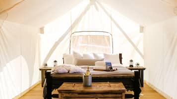 Safari with Kids Tent - Shared Bathroom | Literie de qualité supérieure, matelas mémoire de forme, draps fournis