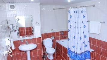 Suite | Baño | Tina con regadera, amenidades de baño gratuitas, toallas