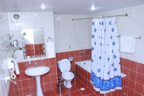 Suite | Baño | Tina con regadera, amenidades de baño gratuitas, toallas 