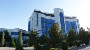 Un bâtiment moderne sur lequel on peut lire en grand le nom « MERIDIAN ASIA ».