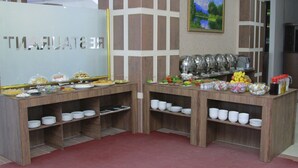 Un buffet proposant une variété de plats et d’aliments.
