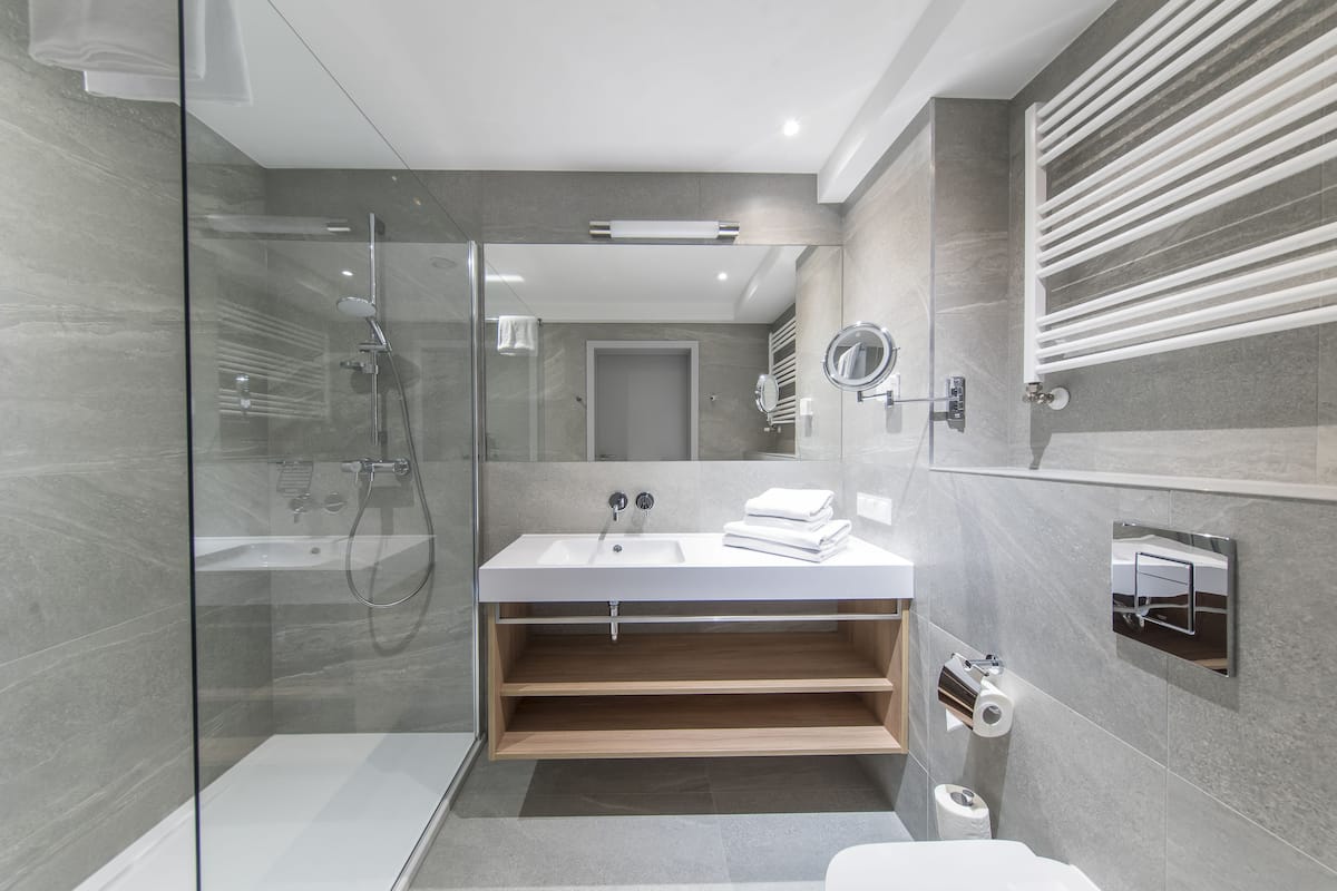 economy double room, 1 double bed | bathroom | shower, free toiletries, hair dryer, bathrobes