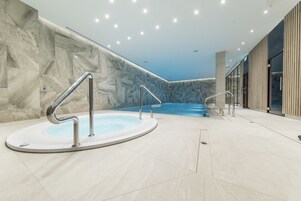 Una piscina cubierta