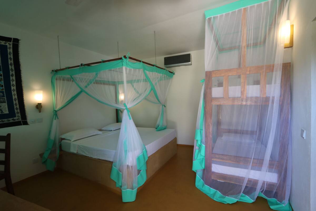 Chambre Quadruple Standard, salle de bains privée, en bord de piscine | Vue de la chambre