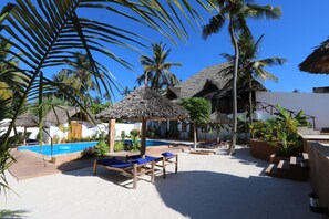Piscina externa, guarda-sóis, espreguiçadeiras