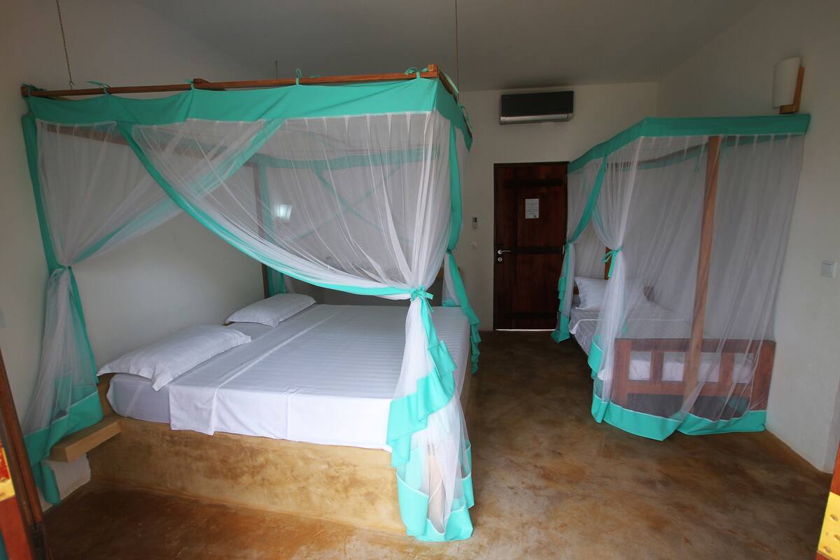 Chambre Triple Standard, plusieurs lits, salle de bains privée, vue piscine | Draps en coton égyptien, literie de qualité supérieure, minibar