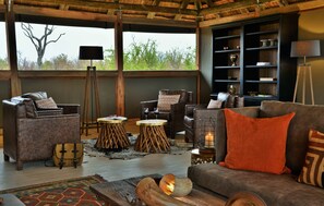 Lobby lounge - Nogatsaa Pans Lodge (Chobe National Park)