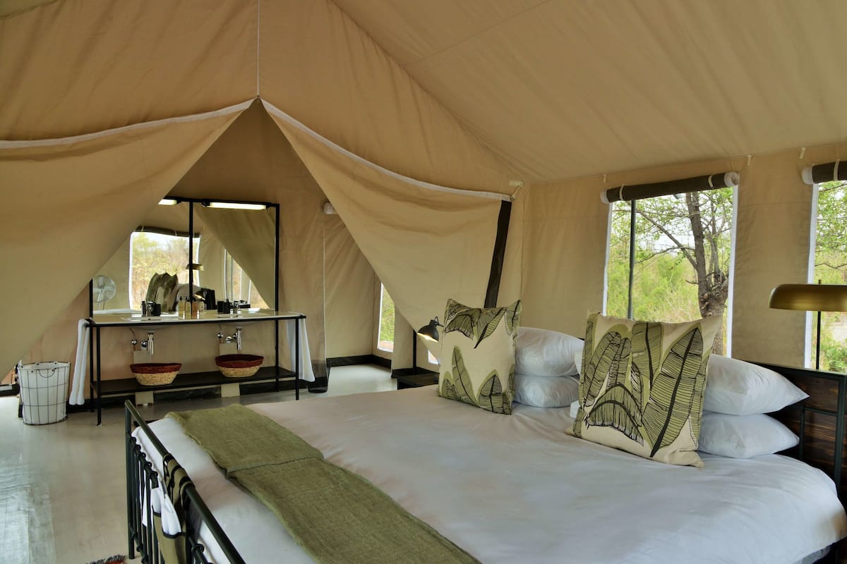 In-room safe, desk, bed sheets
