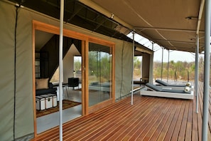 Terrace/patio - Nogatsaa Pans Lodge (Chobe National Park)