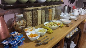 Free English breakfast  - Loerie Lodge Guest House (Phalaborwa)