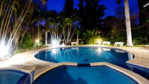 2 outdoor pools, pool loungers - Loerie Lodge Guest House (Phalaborwa)