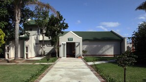 Un bâtiment doté d’un toit végétalisé et d’une enseigne indiquant qu’il s’agit d’une église.