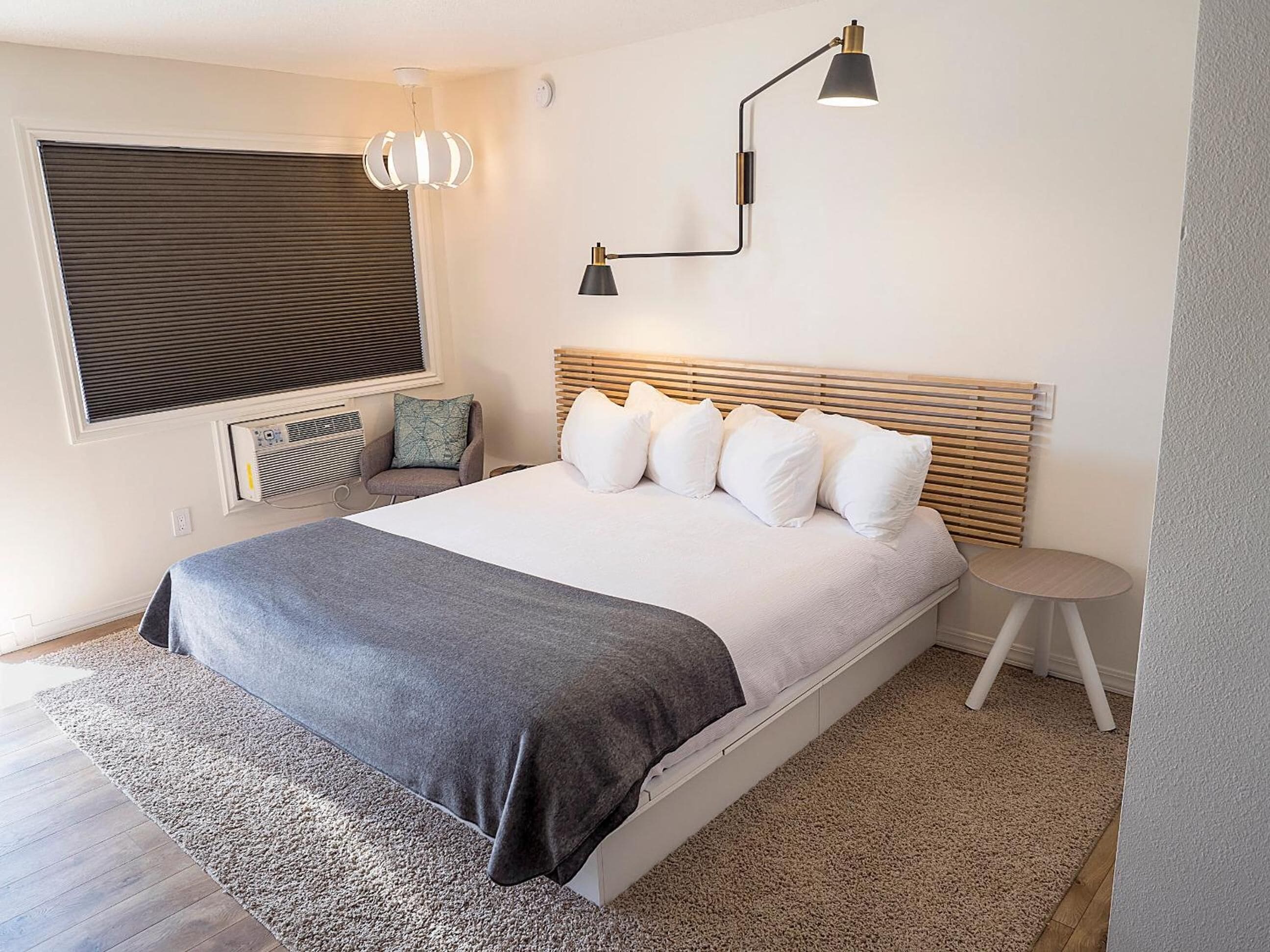 مكتب ومساحة عمل للكمبيوتر المحمول وواي فاي مجانًا وملاءات أسرّة