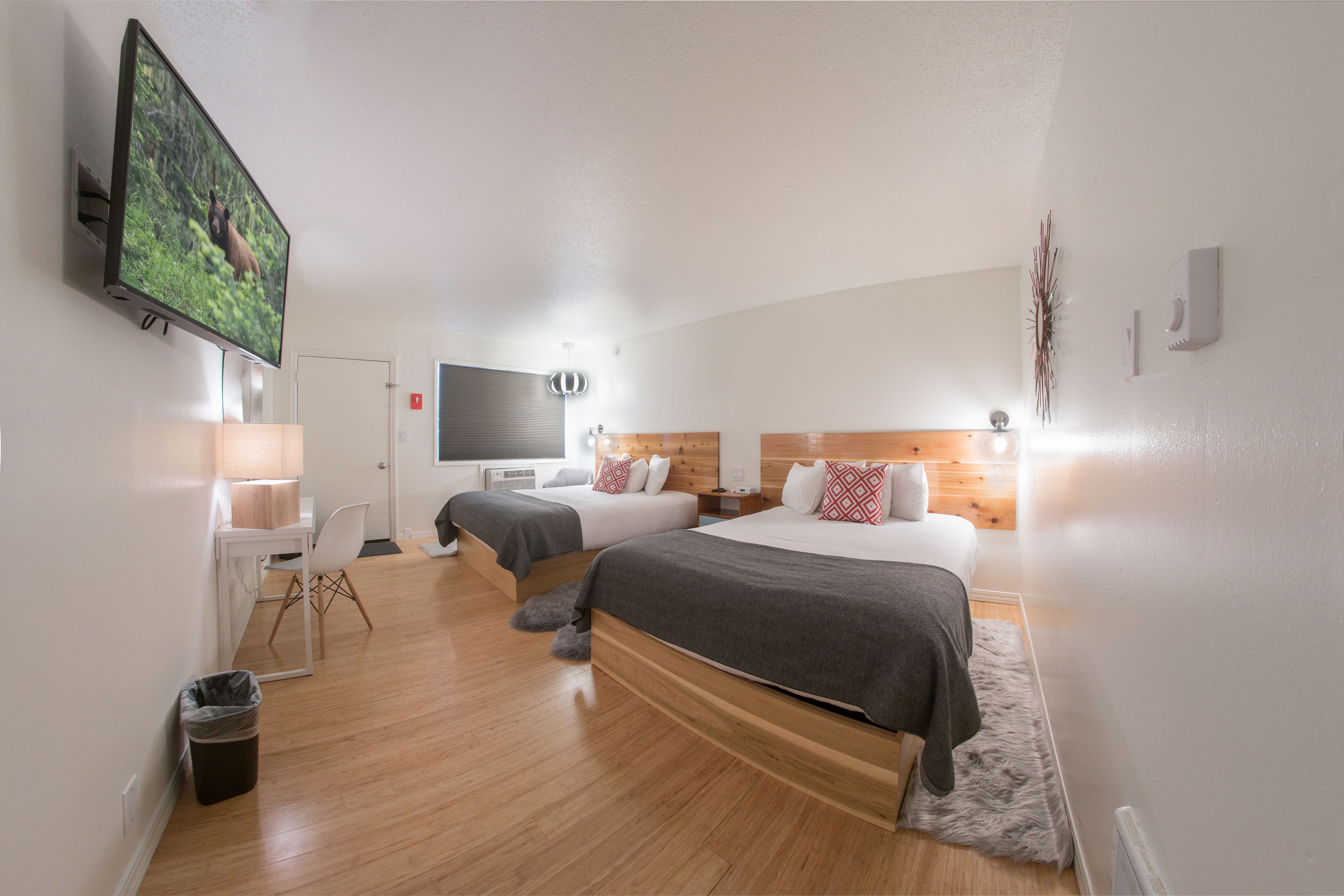 Habitación individual básica, 2 camas de matrimonio | Escritorio, espacio para trabajar con un portátil, wifi gratis