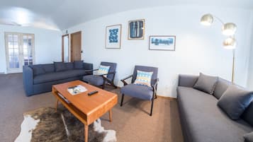 Exclusive Penthouse, 1 Bedroom, City View | Living room | Flat-screen TV