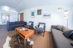 Exclusive Penthouse, 1 Bedroom, City View | Living room | Flat-screen TV - Monarch Motel (Moscow)