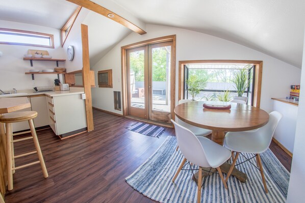 Exclusive Penthouse, 1 Bedroom, City View | In-room dining