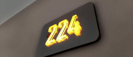 Un número iluminado '224' en una pared.