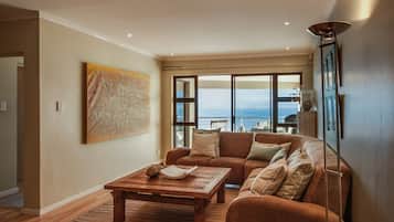 Deluxe Apartment, 3 Bedrooms, Ocean View, Oceanfront | Ruang tamu | TV skrin rata, pemain DVD