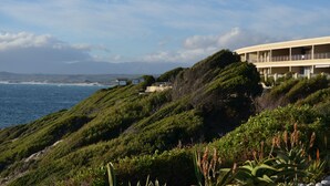 Un edificio frente al mar con varios balcones.