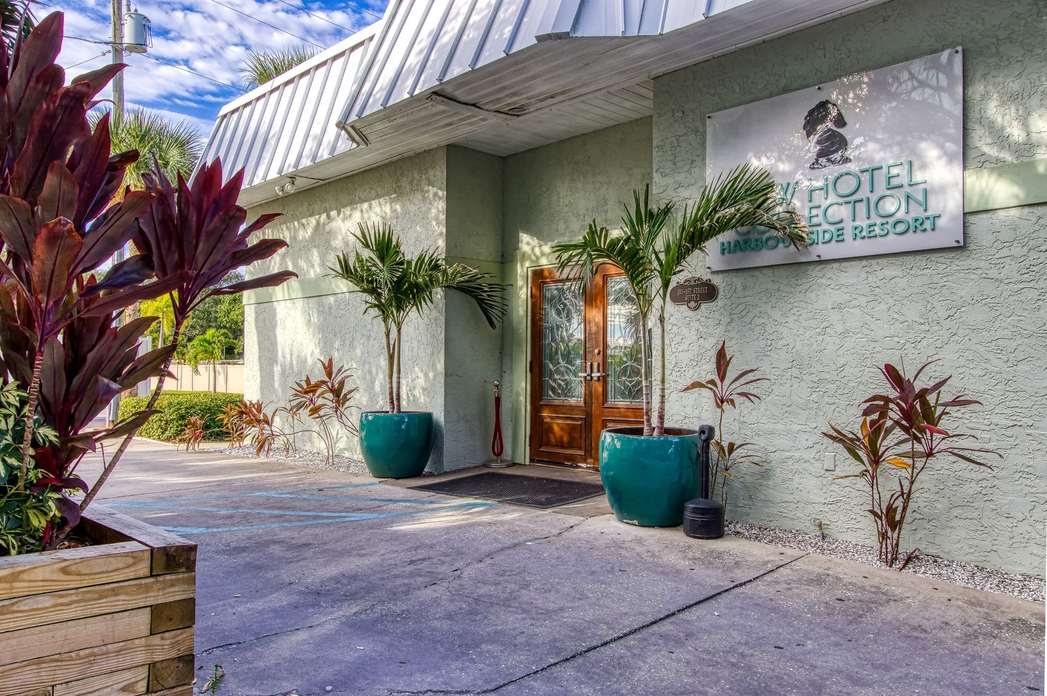 Entrada de un hotel con un letrero que dice "Hotel Collection Harbourside Resort".