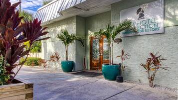 Entrada de un hotel con un letrero que dice "Hotel Collection Harbourside Resort".