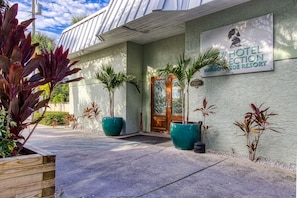 A hotel entrance with a sign reading "Hotel Collection Harbourside Resort". - New Hotel Collection Harbourside Resort (Indian Rocks Beach)