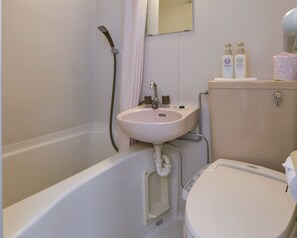 Bañera con ducha, secador de pelo, toallas, shampoo