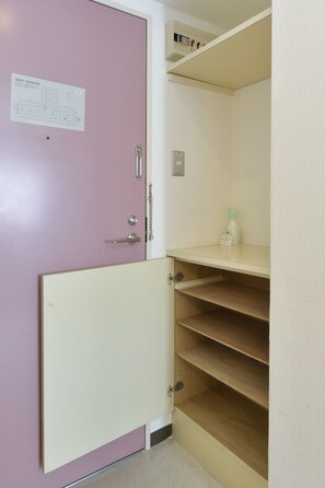 Desk, laptop workspace, free WiFi - Refre Forum (Tokyo)