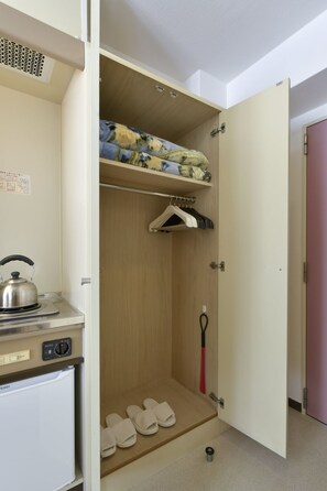 Escritorio, espacio para trabajar con laptop y wifi gratis 