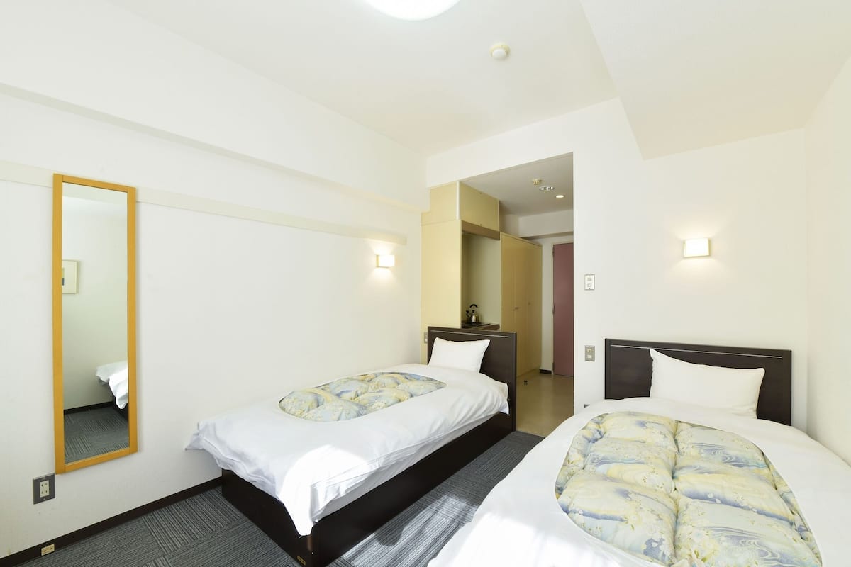 Habitación básica con 2 camas individuales, para no fumadores, cocina | Escritorio, espacio para trabajar con laptop y wifi gratis