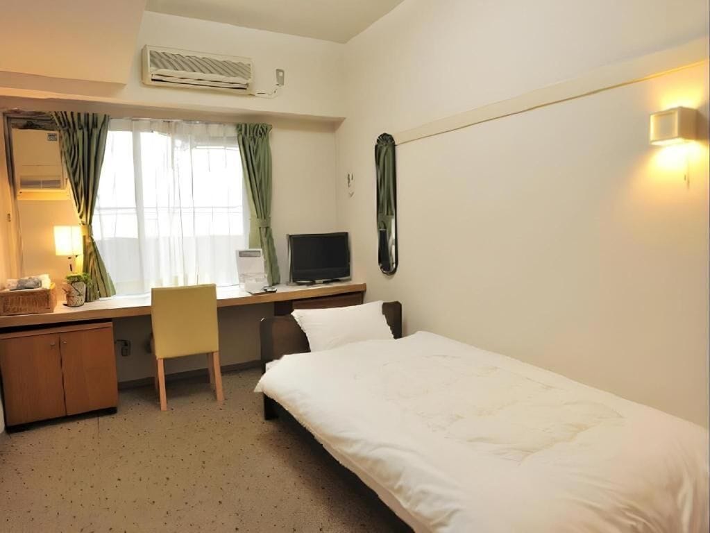 Desk, laptop workspace, free WiFi