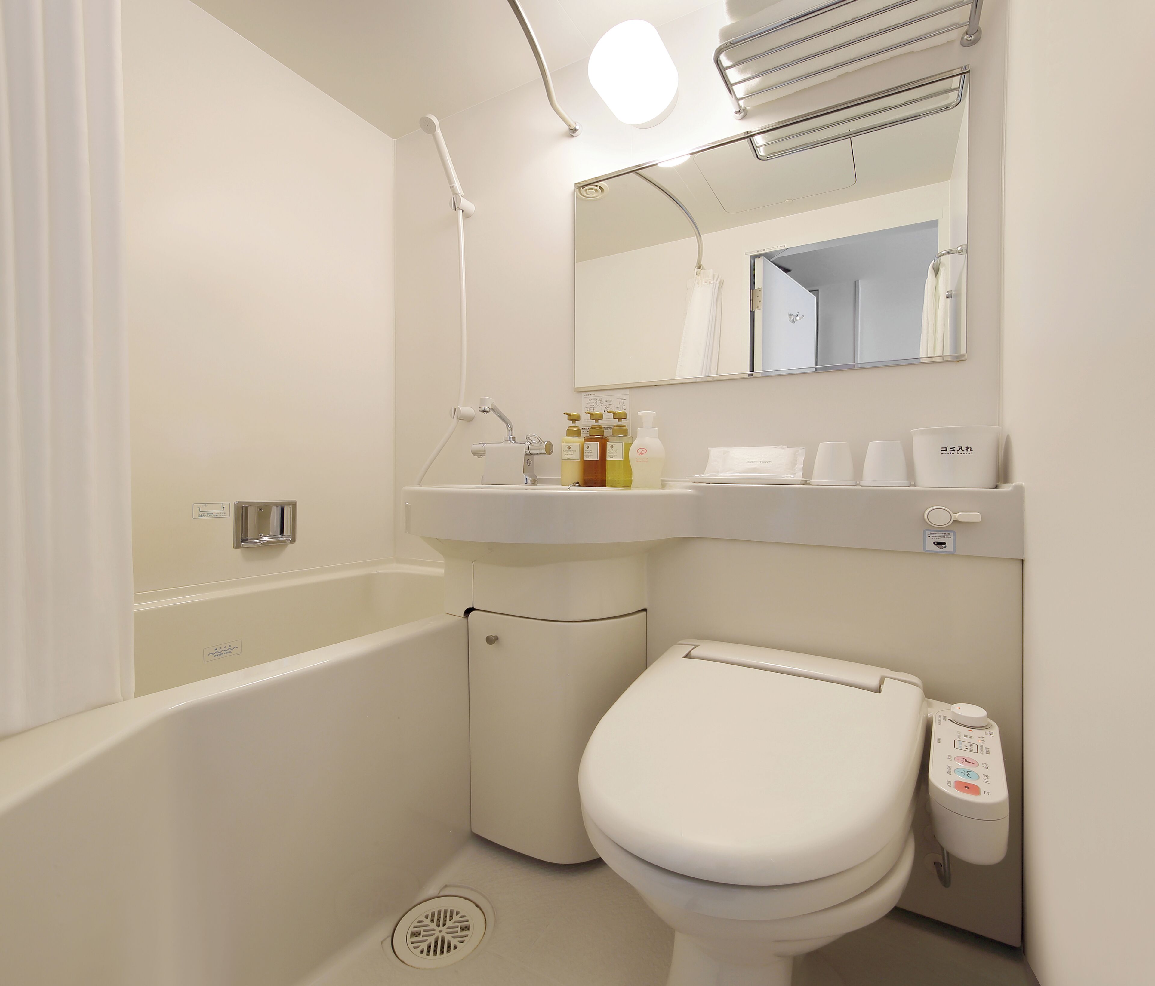 combined shower/bathtub, hair dryer, slippers, bidet