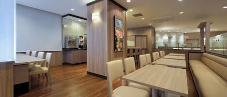 Petit déjeuner buffet (1500 JPY par personne)