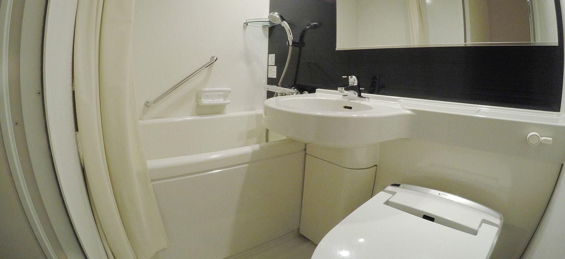 Kostenlose Toilettenartikel, Haartrockner, Hausschuhe, Handtücher