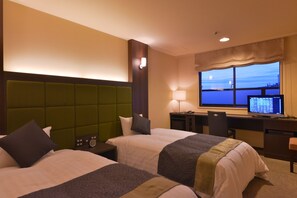 Safe på rommet, skrivebord, blendingsgardiner og wi-fi (inkludert)