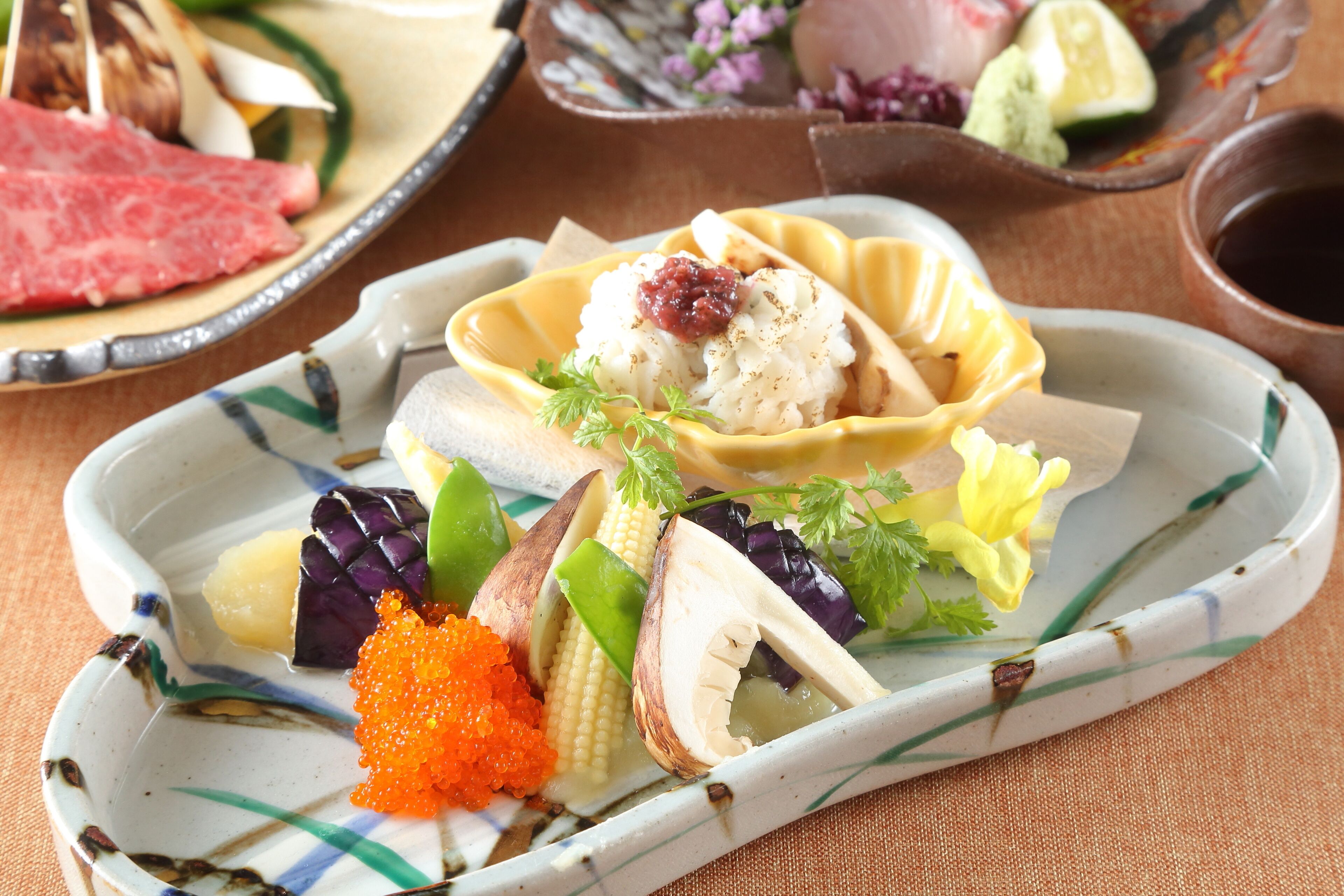 Une assiette contenant divers aliments, notamment des œufs de poisson, du maïs et des légumes.