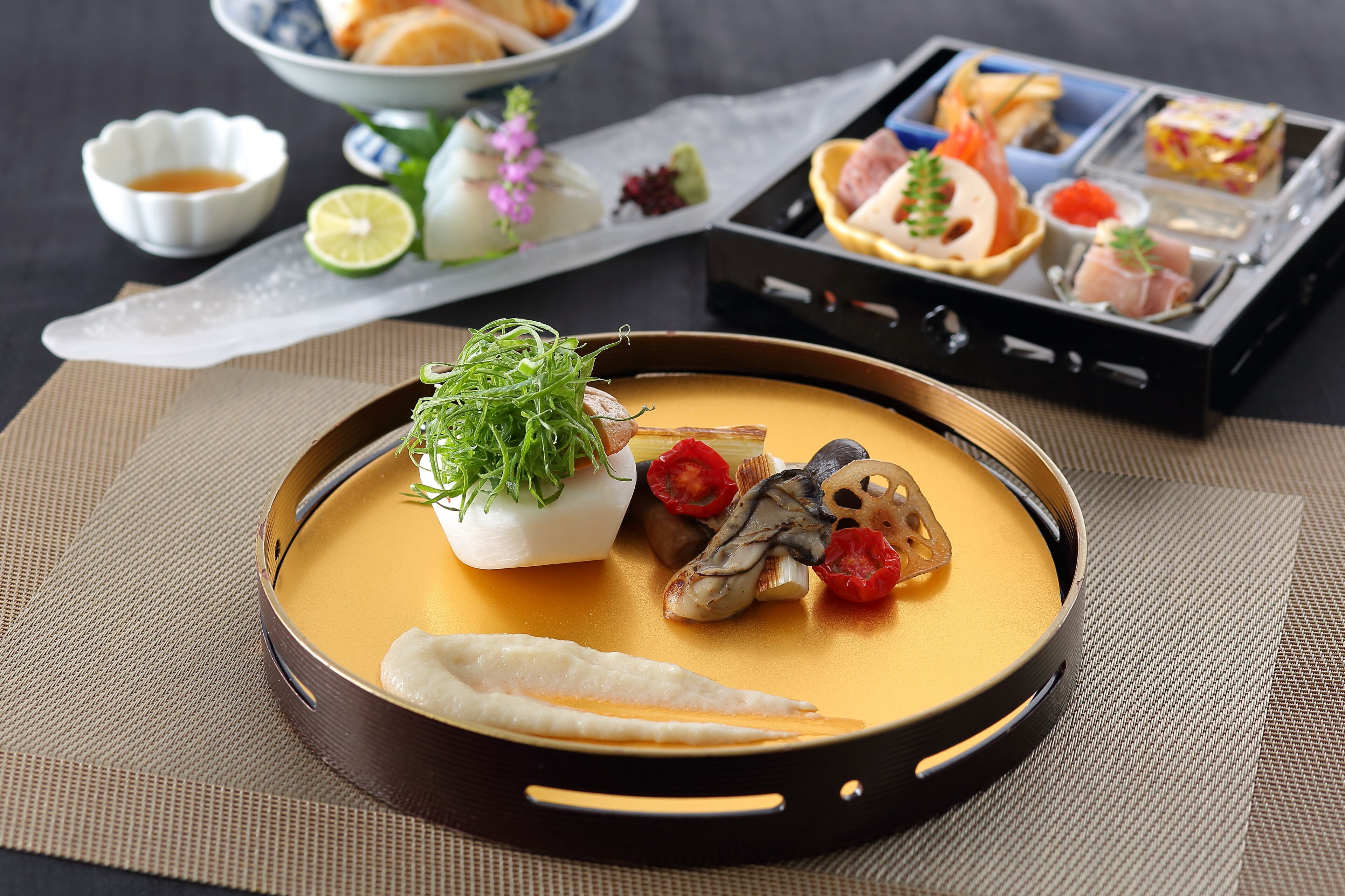Eine traditionelle japanische Mahlzeit mit einer Suppe, garniert mit Gemüse und Fisch, begleitet von kleinen Schälchen mit Beilagen und Gewürzen.