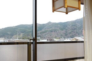 客房内保险箱、办公桌、遮光窗帘、免费 WiFi